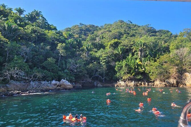 Catamaran Yelapa Beach Tour with Snorkeling, Food and Open Bar - Stop 1: Puerto Mágico to Majahuitas for snorkeling