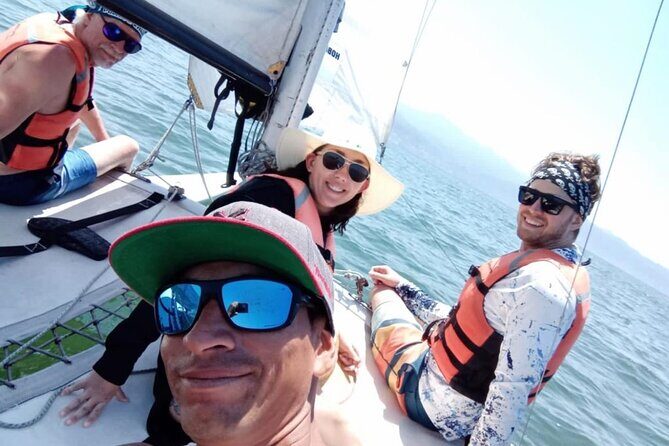 Discover Hobie-Cat Sailing and Fish your own Lunch - First step: meeting at Quetzal 108 and what the tour sets up