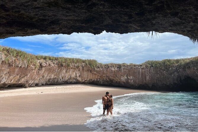 Guaranteed Hidden Beach • Private : up to 4 pers. • Punta Mita - Getting from Punta Mita pier to Islas Marietas in a private boat