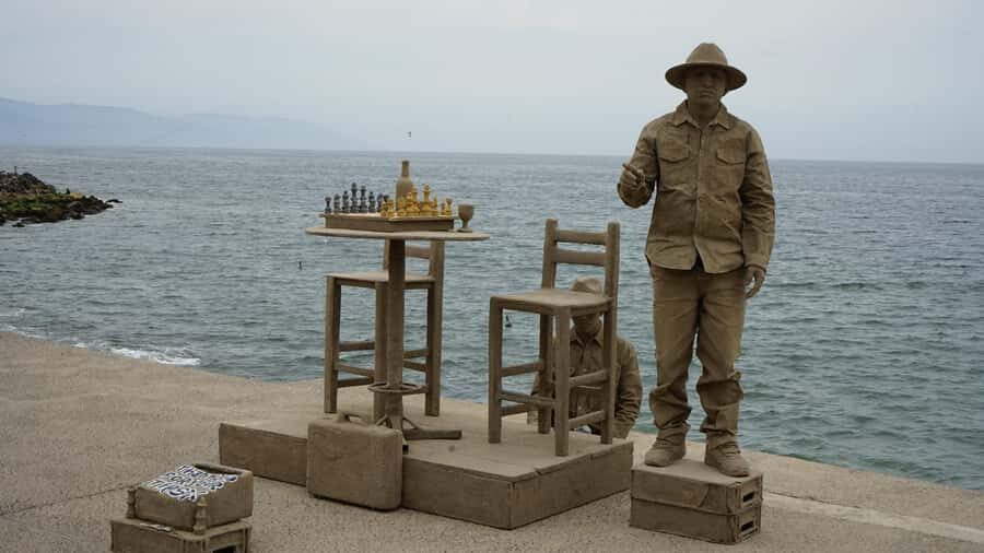 Guided tour of Vallarta in one day - Malecon arches and the letters: the easiest win for photos