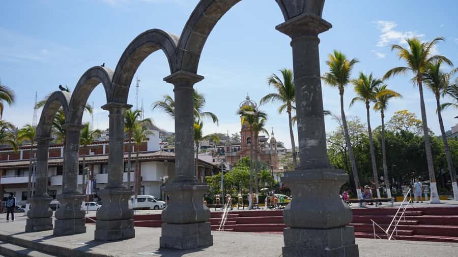 Guided tour of Vallarta in one day - High Waves area + Mismaloya viewpoint: ocean time with context