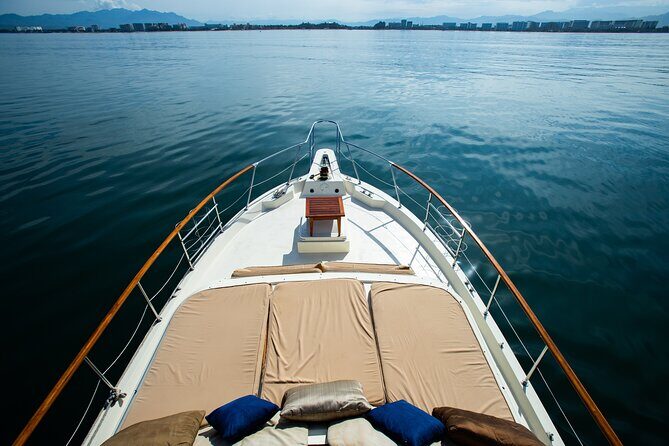 Hatteras 58-61' Luxury Yacht in Puerto Vallarta & Nuevo Nayarit - Food and Open Bar: Ceviche, Guacamole, and Onboard Treats