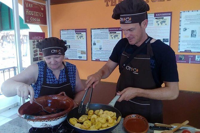Make your own Mole Poblano in Puerto Vallarta - Meeting the chefs: the teaching style matters