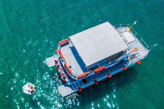 Private Yacht Charter ChicaFUN 5 Waterslides All Inclusive - ChicaFUN 5: a waterslide yacht setup built for real group fun