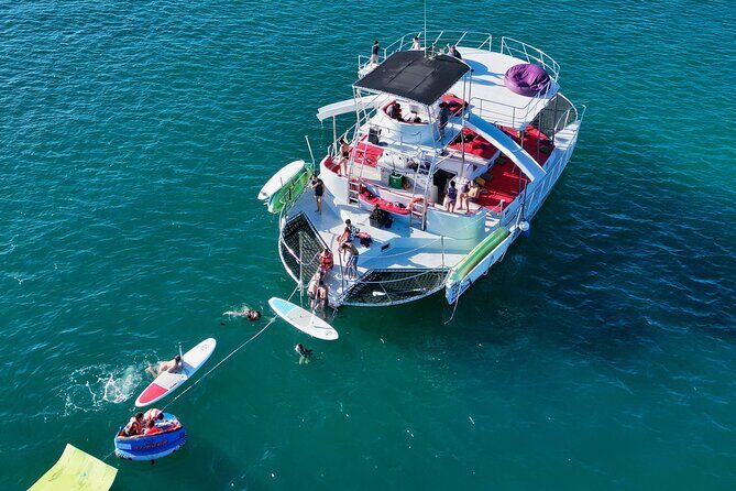 Private Yacht Charter on ChicaFun 1 Waterslides all inclusive - ChicaFun 1 in plain terms: private, water-play friendly, and 4 hours long