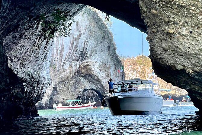 Private Yacht, Sightseeing, Snorkeling and Private beaches - Meeting at Marina Vallarta: Simple Start, Clear Time Window