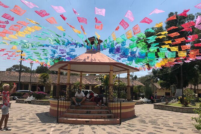 Puerto Vallarta's Historic Mexican Village Tour: El Tuito - El Tuito on Foot: Rural Streets, Plaza Time, and Small Crafts