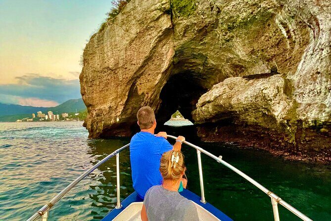 Sunset and Bioluminescence Boat Tour at Los Arcos Islands - Stop 2: Los Arcos de Mismaloya wildlife and the sunset postcard view